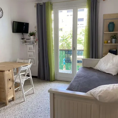 شقة Climatise Avec Balcon Proche Centre Et Thermes, - Fr-1-553-21 *