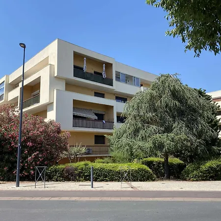 Climatise Avec Balcon Proche Centre Et Thermes, - Fr-1-553-21 Lägenhet *