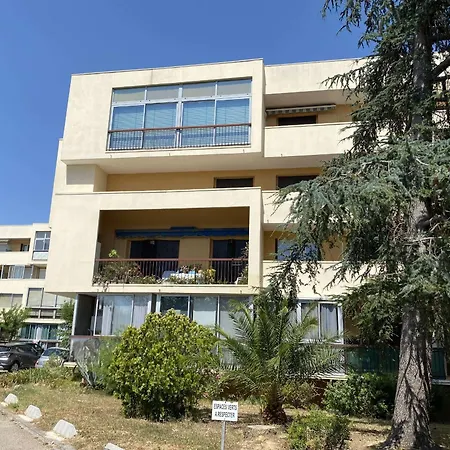 Climatise Avec Balcon Proche Centre Et Thermes, - Fr-1-553-21 *